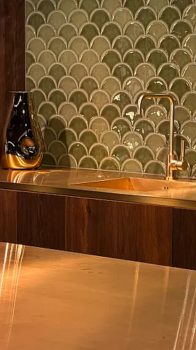 Eggersmann furnierte Echtholz Küche mit Messing Insel