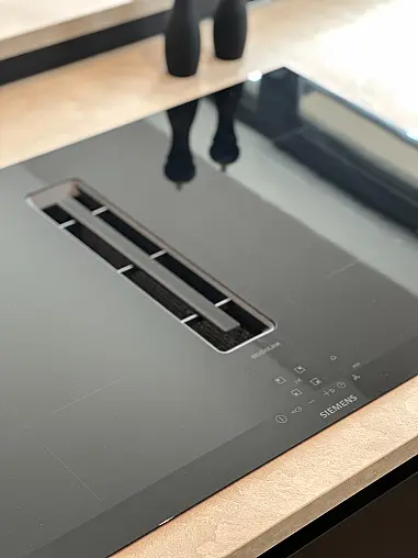 Zeitloses Design trifft schwarze Eleganz mit großer Kücheninsel