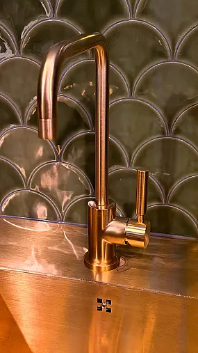 Eggersmann furnierte Echtholz Küche mit Messing Insel