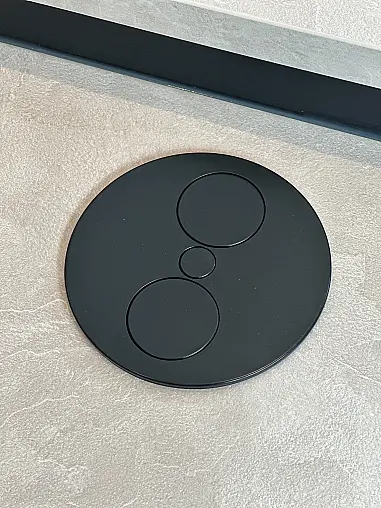 Zeitloses Design trifft schwarze Eleganz mit großer Kücheninsel