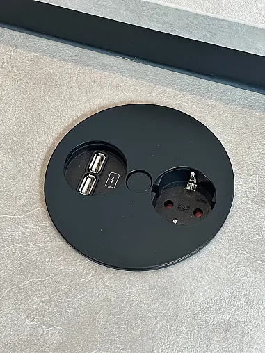 Zeitloses Design trifft schwarze Eleganz mit großer Kücheninsel