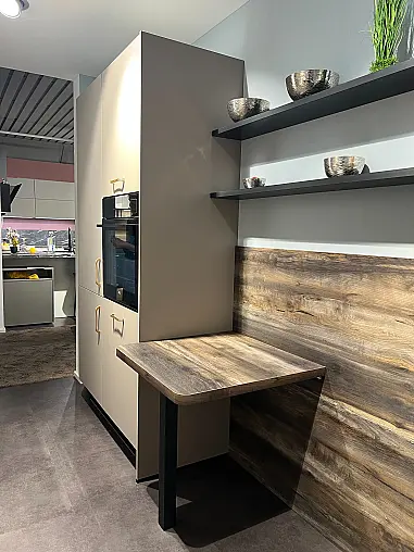 Impuls Küche, modern 2-zeilig, Front Cappuccino mit Arbeitsplatte 127 Wildahorn NB inkl. E-Geräte und 2 Stühle.