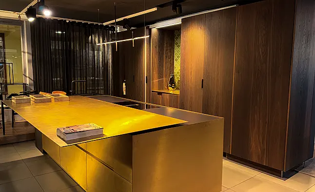 Eggersmann furnierte Echtholz Küche mit Messing Insel