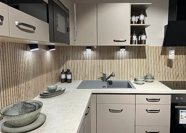 Impuls L-Küche IP3150 Cappuccino matt mit top Ausstatung und Geräten von AEG