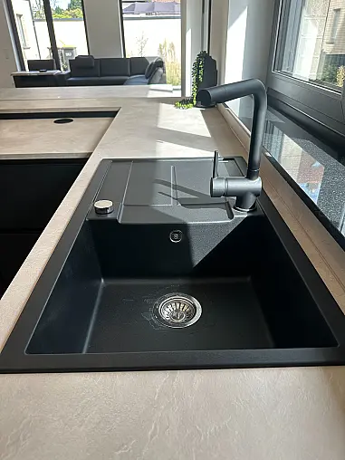 Zeitloses Design trifft schwarze Eleganz mit großer Kücheninsel