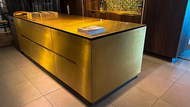 Eggersmann furnierte Echtholz Küche mit Messing Insel
