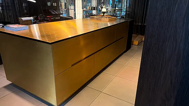 Eggersmann furnierte Echtholz Küche mit Messing Insel