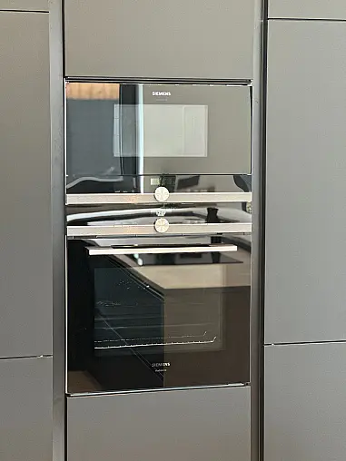 Zeitloses Design trifft schwarze Eleganz mit großer Kücheninsel