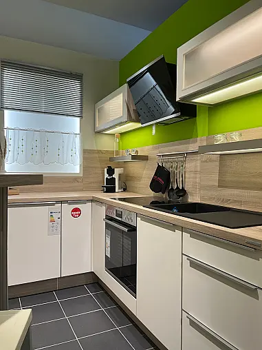 Moderne Küche in Lacklaminat für kleine Räume