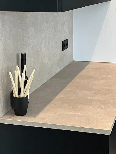 Zeitloses Design trifft schwarze Eleganz mit großer Kücheninsel