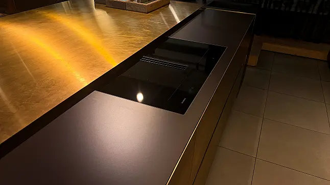 Eggersmann furnierte Echtholz Küche mit Messing Insel