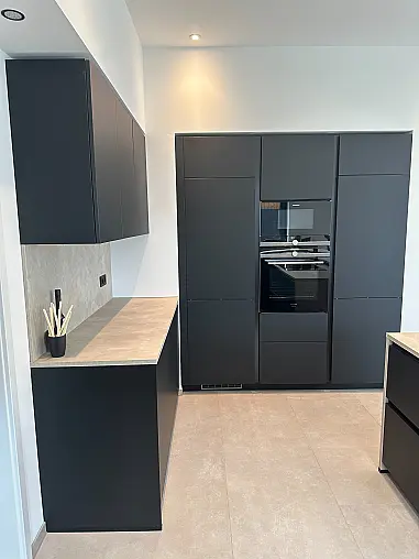 Zeitloses Design trifft schwarze Eleganz mit großer Kücheninsel