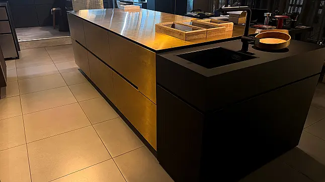 Eggersmann furnierte Echtholz Küche mit Messing Insel