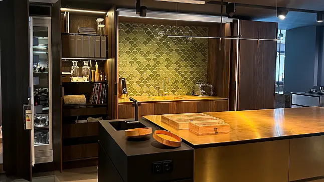 Eggersmann furnierte Echtholz Küche mit Messing Insel