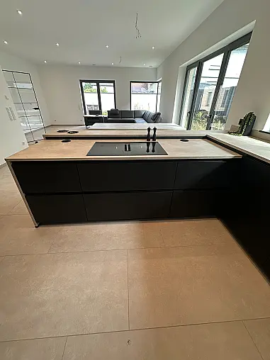 Zeitloses Design trifft schwarze Eleganz mit großer Kücheninsel
