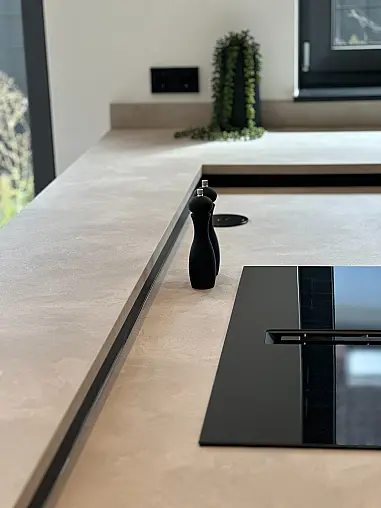 Zeitloses Design trifft schwarze Eleganz mit großer Kücheninsel