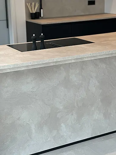 Zeitloses Design trifft schwarze Eleganz mit großer Kücheninsel