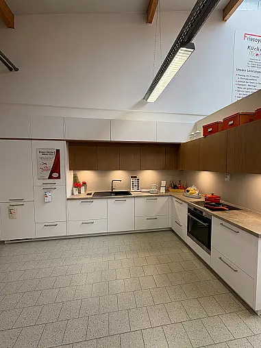 Zeitlose L-Küche in articweiß