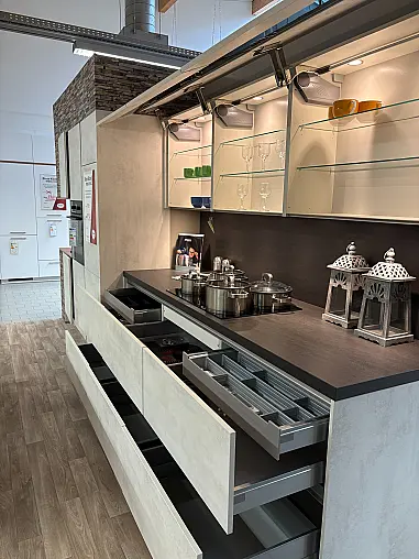 Moderne Küche mit Kücheninsel und Theke