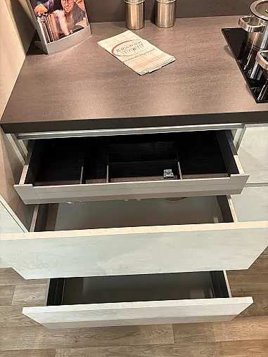 Moderne Küche mit Kücheninsel und Theke