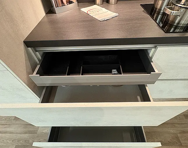 Moderne Küche mit Kücheninsel und Theke