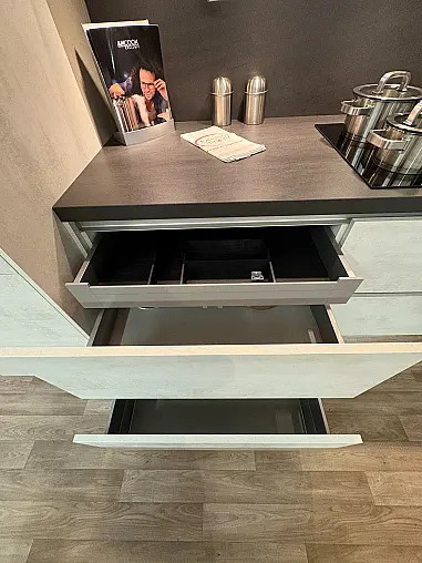 Moderne Küche mit Kücheninsel und Theke