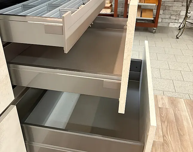 Moderne Küche mit Kücheninsel und Theke