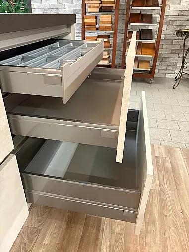 Moderne Küche mit Kücheninsel und Theke