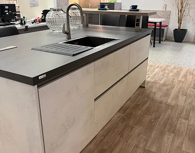 Moderne Küche mit Kücheninsel und Theke