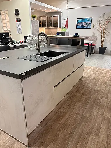 Moderne Küche mit Kücheninsel und Theke