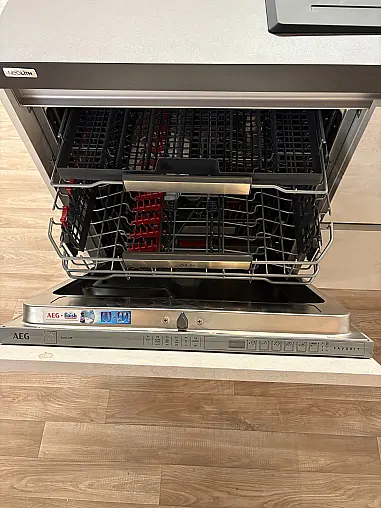 Moderne Küche mit Kücheninsel und Theke