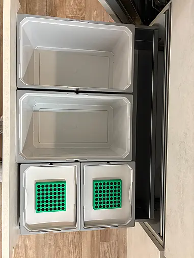 Moderne Küche mit Kücheninsel und Theke