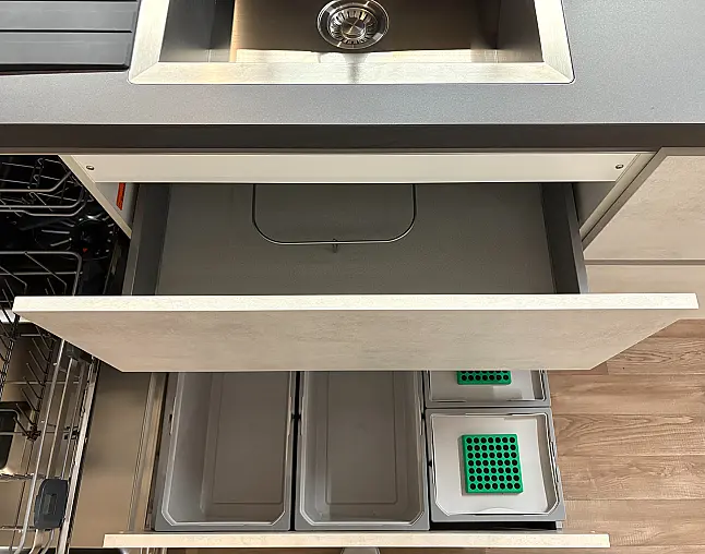 Moderne Küche mit Kücheninsel und Theke