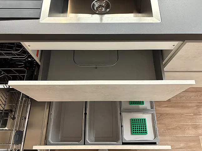 Moderne Küche mit Kücheninsel und Theke
