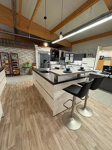 Moderne Küche mit Kücheninsel und Theke