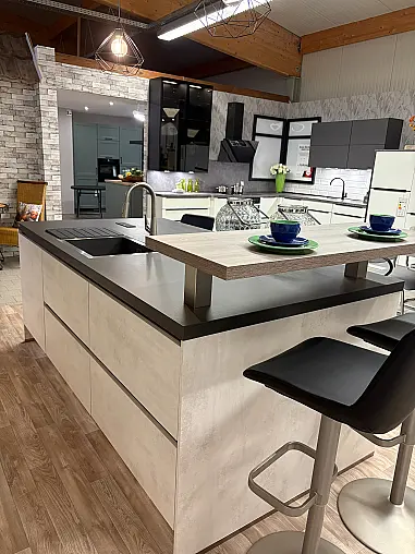 Moderne Küche mit Kücheninsel und Theke