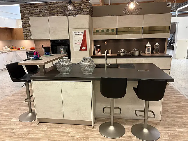 Moderne Küche mit Kücheninsel und Theke