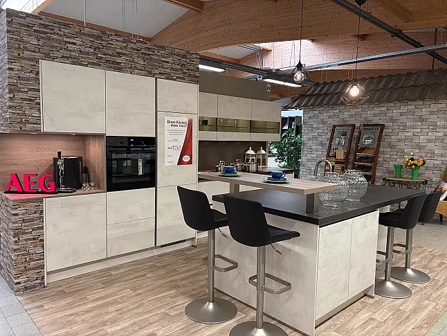 Moderne Küche mit Kücheninsel und Theke