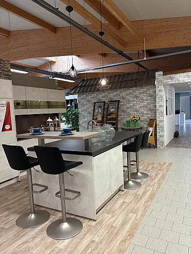 Moderne Küche mit Kücheninsel und Theke