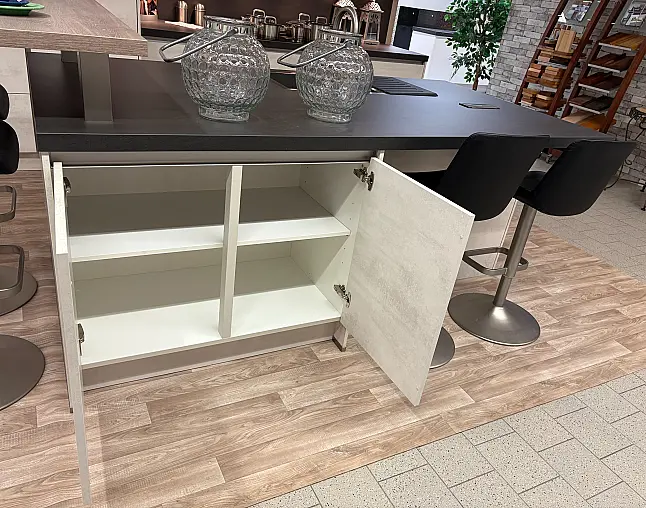 Moderne Küche mit Kücheninsel und Theke