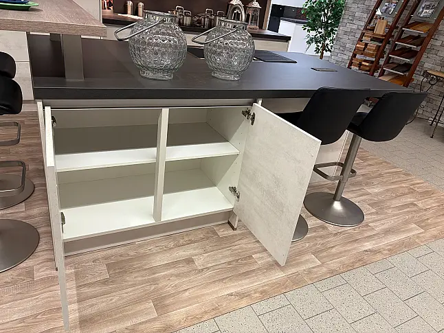 Moderne Küche mit Kücheninsel und Theke