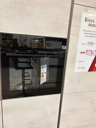 Moderne Küche mit Kücheninsel und Theke