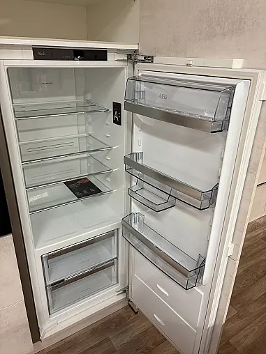 Moderne Küche mit Kücheninsel und Theke