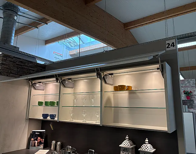 Moderne Küche mit Kücheninsel und Theke