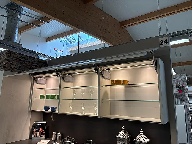 Moderne Küche mit Kücheninsel und Theke