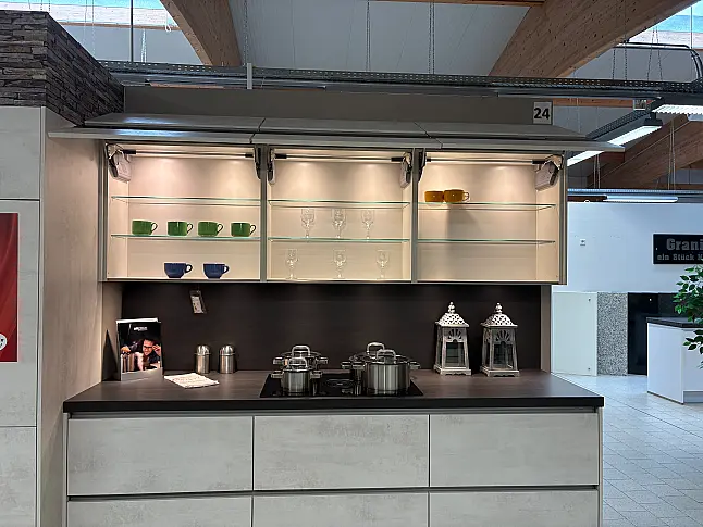 Moderne Küche mit Kücheninsel und Theke