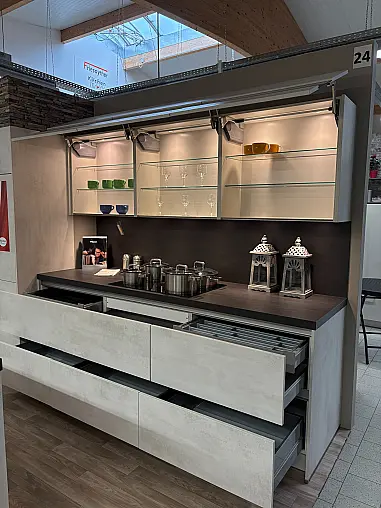 Moderne Küche mit Kücheninsel und Theke