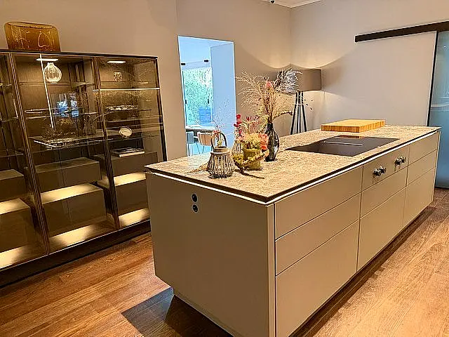 edle Designküche mit Kochinsel