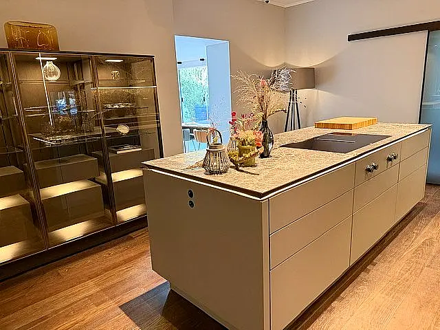 edle Designküche mit Kochinsel