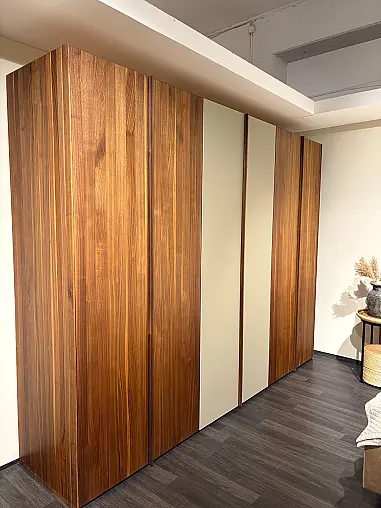 Drehtürenschrank